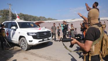 রেড ক্রসের এই গাড়িতে ১৩ জিম্মিকে উঠিয়ে দেয় হামাসের যোদ্ধারা। ছবি: এএফপি