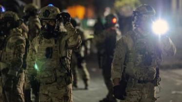 শাটডাউনের কারণে বেতন না পেলেও কাজ চালিয়ে যেতে বাধ্য হন ফেডারেল আইনও প্রয়োগকারী সংস্থার কর্মকর্তারা। ফাইল ছবি: রয়টার্স