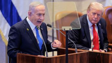 ইসরায়েলি পার্লামেন্ট নেসেটে ট্রাম্পকে পাশে রেখে বক্তব্য দিচ্ছেন নেতানিয়াহু। ছবি: এএফপি