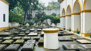 আর্মেনীয় গির্জা ঢাকা, চার্চ অব দ্য হোলি রিজারেকশন, পুরান ঢাকা ভ্রমণ, ইতিহাসের ছায়ায়, নাদিয়া রহমান, বৃষ্টিভেজা বিকেল, ঢাকার ঐতিহ্য, আর্মেনীয় চার্চ, পুরান ঢাকার স্থাপত্য, ঢাকার ইতিহাস, ঐতিহাসিক স্থান ঢাকা, ঢাকা ভ্রমণ, ঢাকা দর্শনীয় স্থান, আর্মেনীয় স্থাপত