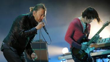 রেডিওহেডের ভোকাল থম ইয়র্ক ও গিটারিস্ট জনি গ্রিনউড। ফাইল ছবি: সংগৃহীত