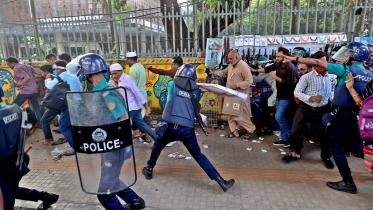 পুলিশের লাঠিচার্জ