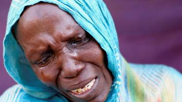 নিজের ভাই ও সন্তান নিহতের খবর পেয়ে কান্না ভেঙে পড়েন এল-ফাশেরের বাসিন্দা এক সুদানি নারী। ছবি: রয়টার্স 