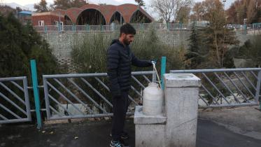 নজিরবিহীন খরা ও পানি সংকটে এক ইরানি ব্যক্তি খাওয়ার পানি সংগ্রহ করছেন। ছবি: রয়টার্স