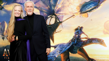 অ্যাভাটারের প্রিমিয়ারে অংশ নেন পরিচালক জেমস ক্যামেরন ও তার স্ত্রী। ছবি: রয়টার্স