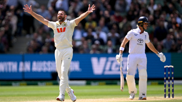Australian bowler Michael Neser (L) appeals for a decision against England batsman Jacob Bethell (R)