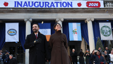 শপথ গ্রহণ অনুষ্ঠানে সস্ত্রীক জোহরান মামদানি। ছবি: এএফপি