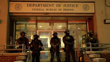 ব্রুকলিনের এমডিসি কারাগারের ফটক। এখানে আটক আছেন নিকোলাস মাদুরো। ছবি: এএফপি