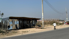 বাঁকখালী নদীর তীরে অবৈধ স্থাপনা। ছবি: স্টার