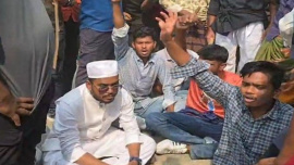 সড়কে অবস্থান নেন হান্নান মাসউদ।