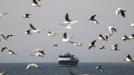 হরমুজ প্রণালিতে নৌযান। ফাইল ছবি: রয়টার্স