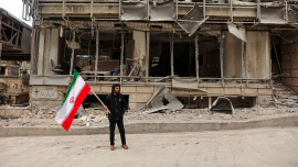 ইসরায়েল-যুক্তরাষ্ট্রের বিমানহামলায় তেহরানের গান্ধী হোটেল হাসপাতাল বিধ্বস্ত হওয়ার পর সেখানে এক ব্যক্তি ইরানের পতাকা হাতে দাঁড়িয়ে পড়েন। ছবি: রয়টার্স