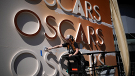  অ্যাকাডেমি অ্যাওয়ার্ডস (অস্কার) অনুষ্ঠানের শেষ মুহুর্তের কাজ চলছে লস অ্যাঞ্জেলসে। ছবি: রয়টার্স