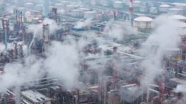 সংযুক্ত আরব আমিরাতে তেল শোধনাগার বন্ধ ঘোষণা। ছবি: রয়টার্স