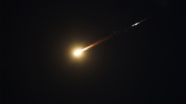 অধীকৃত পশ্চিম তীরের হেবরন শহরের আকাশে ইরানের ক্ষেপণাস্ত্র। ছবি: এএফপি 