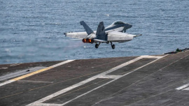 মার্কিন রণতরি থেকে ইরানে হামলার উদ্দেশে রওনা হচ্ছে যুদ্ধবিমান। ছবি: রয়টার্স