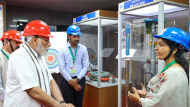 তামিলনাড়ু রাজ্যের কলপাক্কম শহরে পরমাণু প্রকল্প পরিদর্শন করছেন ভারতের প্রধানমন্ত্রী নরেন্দ্র মোদি। ছবি: সংগৃহীত