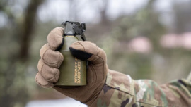 মার্কিন সেনার হাতে নতুন এম১১১ গ্রেনেড। ছবি: মার্কিন সেনাবাহিনীর ওয়েবসাইট