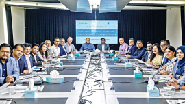 দ্য ডেইলি স্টার সেন্টারে আয়োজিত ‘ফিউচার-রেডি বাংলাদেশ: এআই, স্কিলস অ্যান্ড ইয়ুথ এমপ্লয়্যাবিলিটি ইন দ্য ডিজিটাল ইকোনমি’ শীর্ষক গোলটেবিল বৈঠকে বক্তারা। ছবি: স্টার.