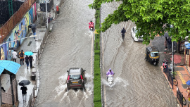 ভারী বৃষ্টিপাতে মুম্বাই শহরে জনযীবন বিপর্যস্ত হয়ে পড়েছে। ছবি: রয়টার্স