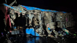 উগান্ডায় স্কুল বাস উলটে ২১ জনের প্রাণহানি হয়েছে। ছবি: এক্স/স্থানীয় পুলিশ