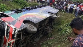  খাদে পড়ে যাওয়া বাসটি। ছবি: স্টার