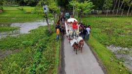 ঘোড়ার গাড়িতে শিক্ষকের বিদায় সংবর্ধনা। ছবি: সংগৃহীত