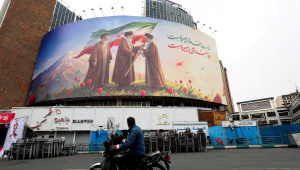 তেহরানের একটি বিলবোর্ডে দেশটির তিন প্রজন্মের নেতার প্রতীকী চিত্রায়ন। ছবি: রয়টার্স