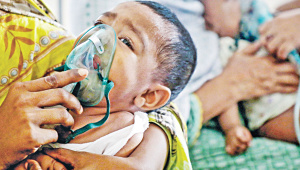 মায়ের কোলে অসুস্থ শিশু