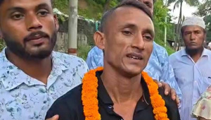 কারাগার থেকে মুক্ত হয়ে সাংবাদিকদের সঙ্গে কথা বলেন সোনা মিয়া। ছবি: স্টার