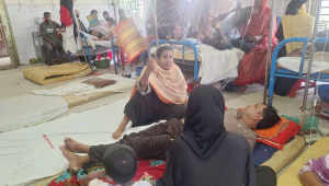 হাসপাতালে এক রোগীকে হাতপাখা দিয়ে বাতাস করা হচ্ছে। ছবি: সুশান্ত ঘোষ/স্টার