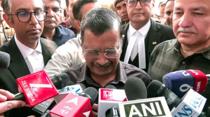 দায়মুক্তির পর অশ্রুসজল চোখে গণমাধ্যমের মুখোমুখি হন দিল্লির সাবেক মুখ্যমন্ত্রী কেজরিওয়াল। ছবি: স্টেটসম্যান 