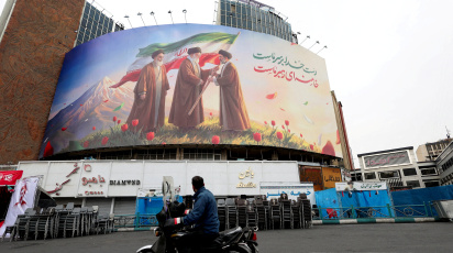 তেহরানের একটি বিলবোর্ডে দেশটির তিন প্রজন্মের নেতার প্রতীকী চিত্রায়ন। ছবি: রয়টার্স