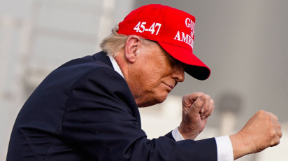 নাচের ভঙ্গিতে মার্কিন প্রেসিডেন্ট ট্রাম্প। ছবি: রয়টার্স