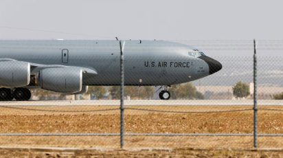 a kc-135 aircraft