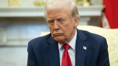 ওভাল অফিসে বিরস বদনে জেলেনস্কির (ছবিতে নেই) বক্তব্য শুনছেন ট্রাম্প। ছবি: এএফপি