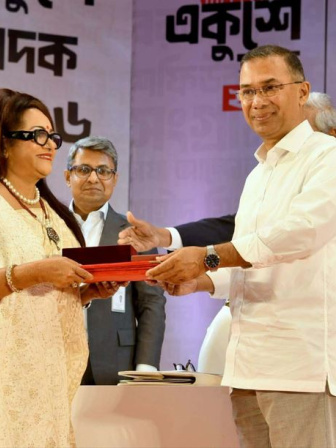 প্রধানমন্ত্রী তারেক রহমানের হাত থেকে একুশে পদক গ্রহণ করেন নন্দিত অভিনেত্রী ববিতা। ছবি: সংগৃহীত