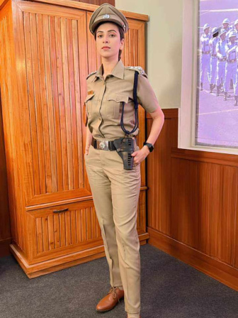 মানুষ সিনেমায় পুলিশের ভূমিকায় মিম। ছবি: সংগৃহীত