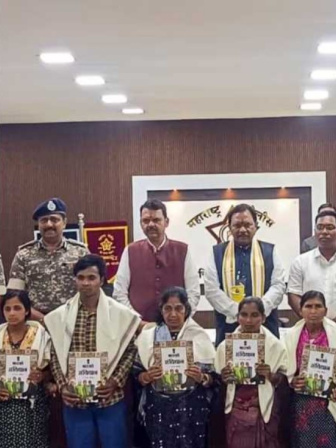 ভারতের সংবিধান হাতে আত্মসমর্পণ করেন ১১ মাওবাদী নেতা-নেত্রী। ছবি: সংগৃহীত