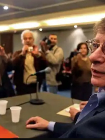 বৈরুতের আরব বই মেলায় ফিলিস্তিনি কবি মাহমুদ দারবিশ। ফাইল ছবি: এএফপি