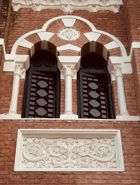 গথিক ঘরানার জানালা নর্থব্রুক হল বা লালকুঠির জানালা