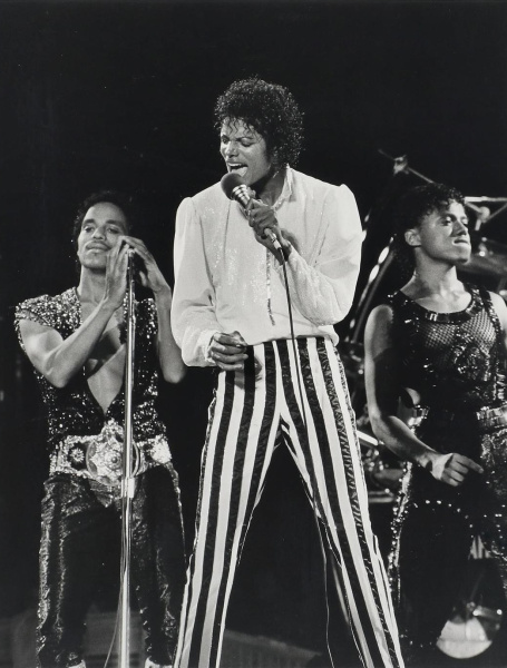 Michael_Jackson_with_the_Jacksons_at_Victory_Tour,_July_1984