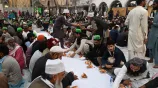 পাকিস্তানে মসজিদের সামনে ইফতারের আয়োজন। ছবি: ডন