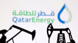 থ্রিডি ব্যাকগ্রাউন্ডে কাতারএনার্জির লোগো। ছবি: রয়টার্স