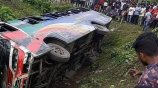 খাদে পড়ে যাওয়া বাসটি। ছবি: স্টার