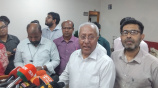 সাংবাদিকদের সঙ্গে কথা বলছেন ইসির সিনিয়র সচিব