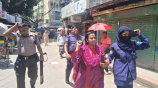 গত ২৯ আগস্ট ব্যবসায়ী জাকিয়া সুলতানাকে উদ্ধার করে থানায় নিয়ে যাওয়ার সময় মারধর করা হয়। ছবি: ভিডিও থেকে নেওয়া 